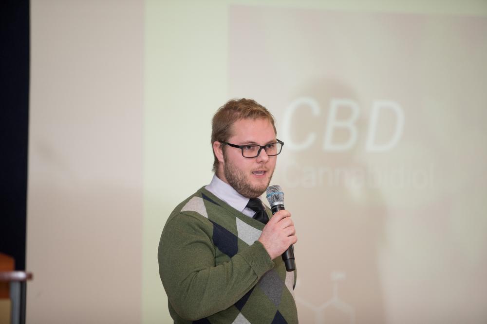 3MT second place winner Christopher Timmer presenting his thesis pt.3